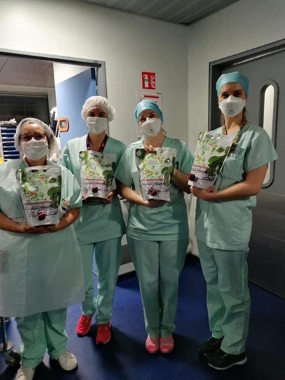 Équipe médicale découvrant la sève de bouleau